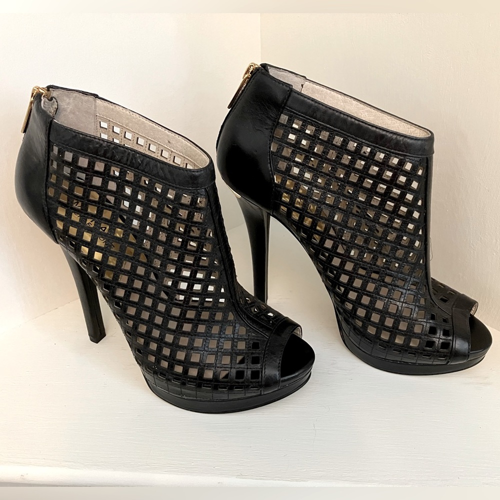 Michael Kors Graham Cutout Bootie, black leather with gold details, size 8 - Picture 3 of 12